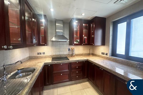 Corner Unit | Burj View | Study Room