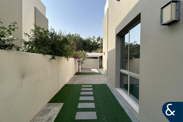 Corner Unit | Single Row | Private Garden