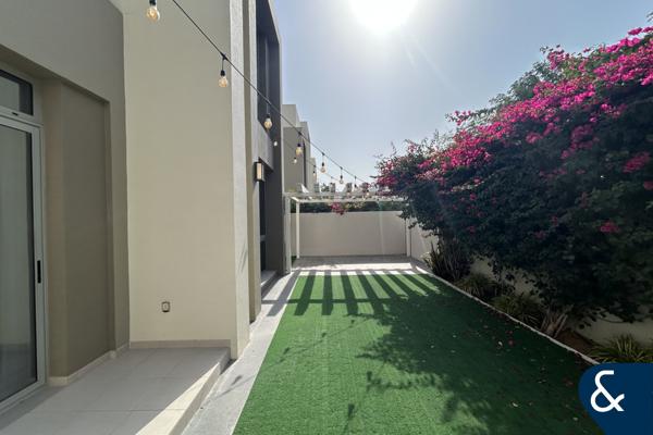 Corner Unit | Single Row | Private Garden