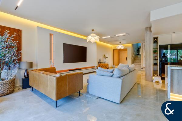 UNFURNISHED | 3 bed + Maid  | Fountain Pool