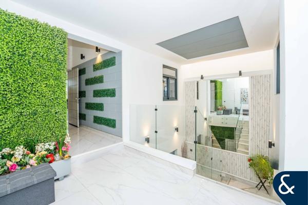 Large roof terrace | Address skyline views
