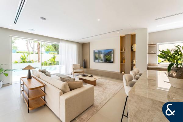 Upgraded | Extended | 5 Bed | Pool | Vacant