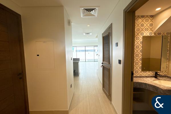 Corner | Near Park | 5 beds + maids