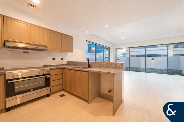 Corner | Near Park | 5 Bedrooms | Maids