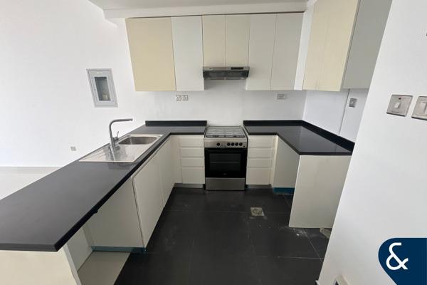 TOP FLOOR | INCREDIBLE VIEW | VACANT NOW