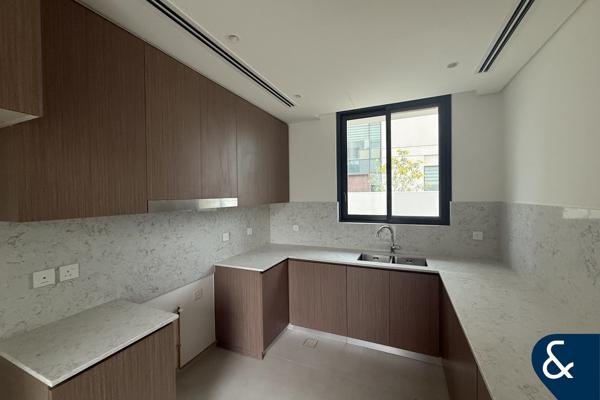 Spacious 4BR Villa | AVAILABLE NOW | Corner