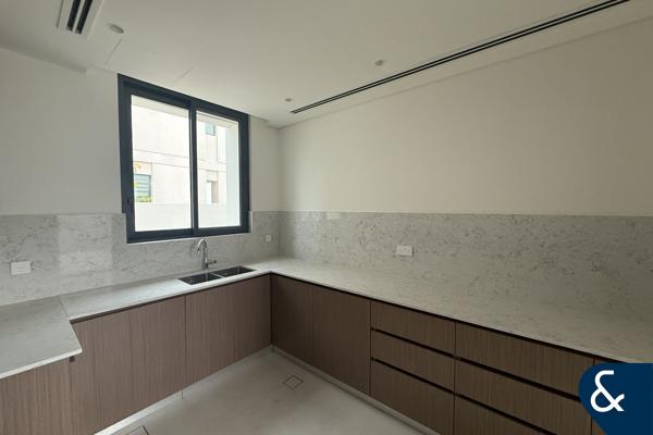 Spacious 4BR Villa | AVAILABLE NOW | Corner