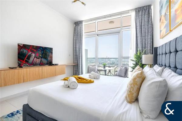 Studio | Upgraded Bathroom | Furnished