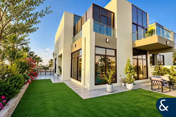 EXTENSIVELY UPGRADED | CORNER | SINGLE ROW