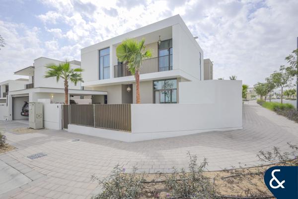 EXCLUSIVE | 5 BED | HUGE CORNER PLOT