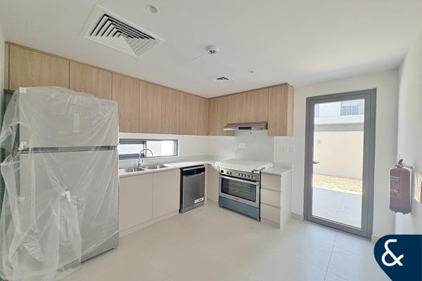 Semi Detached | Vacant | Closed Kitchen