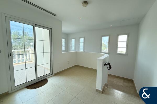 Corner plot | Vacant | Call to view !