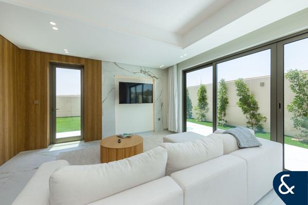 Large Corner Plot | Vacant | Furnished