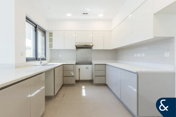 Large Plot | Vacant | 4 Beds | Green Belt