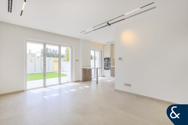 Full Upgraded | 3bed | Opposite Park & Pool