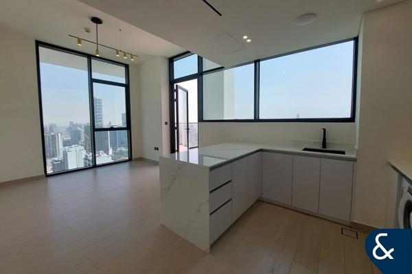 Skyline views | Private pool | High Floor