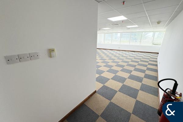 VACANT | NEXT TO METRO | BUA 841 SQ FT