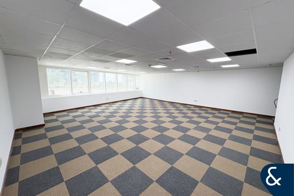 VACANT | NEXT TO METRO | BUA 841 SQ FT
