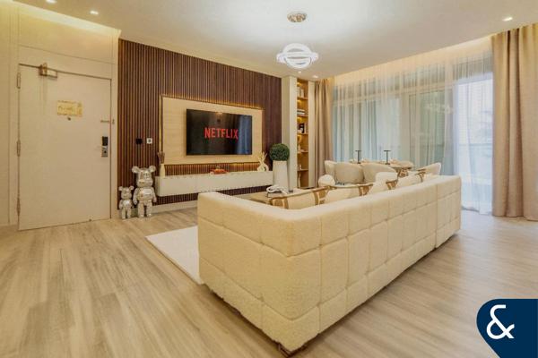 Vacant/ Luxury furnishing/ Spacious 2 bed