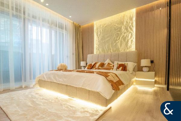 Vacant/ Luxury furnishing/ Spacious 2 bed