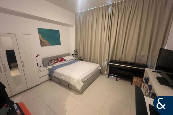 Large Size | 2 B + M | Open View | Vacant Dec