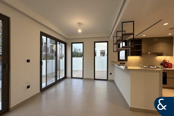 UPGRADED | LARGE CORNER PLOT | SINGLE ROW