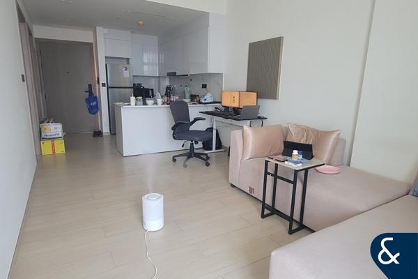 1 Bed + 2 Bath | Street View | High Floor
