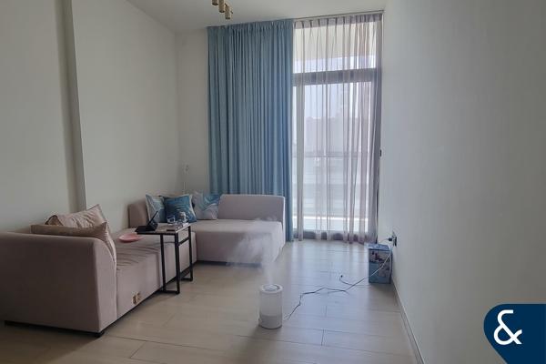 1 Bed + 2 Bath | Street View | High Floor
