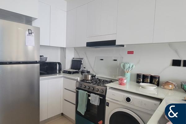1 Bed + 2 Bath | Street View | High Floor
