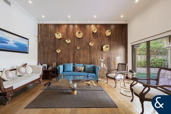 Spacious villa| 4 Bed + Study+ Pool | Sunroom