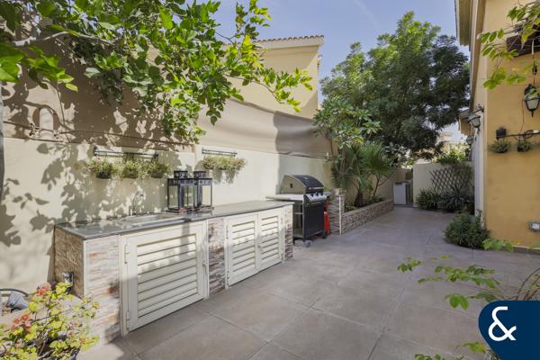 Spacious villa| 4 Bed + Study+ Pool | Sunroom