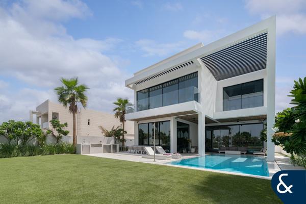 Upgraded | Lakefront Villa | 5 Bedrooms