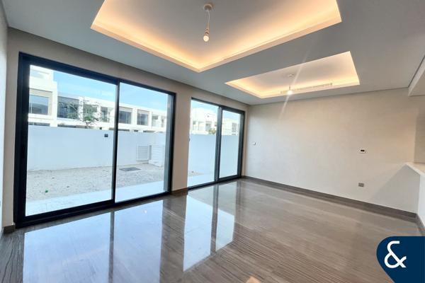 Single Row | Handed over | Close to Pool