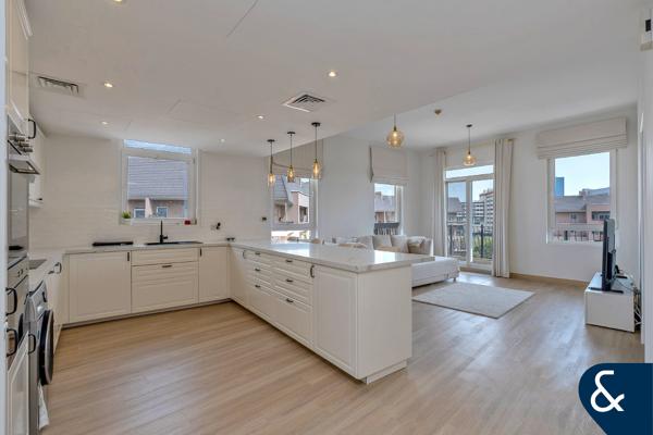 One Bed I Fully Upgraded I 1022 Sqft