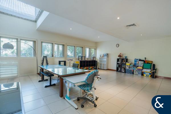 Incredible Deal | Walk To Golf Club | Vacant