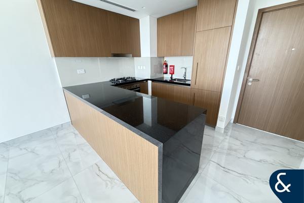 Bright Top Floor | Scenic View | 1 Bed