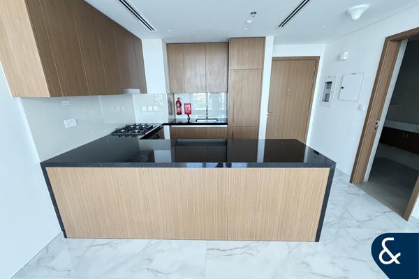 Bright Top Floor | Scenic View | 1 Bed