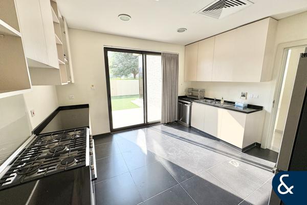 Vacant | Single Row | 5 Bedroom + Maids