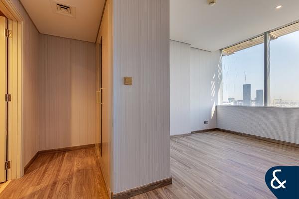 1 Bed | Upgraded | High Floor | Vacant