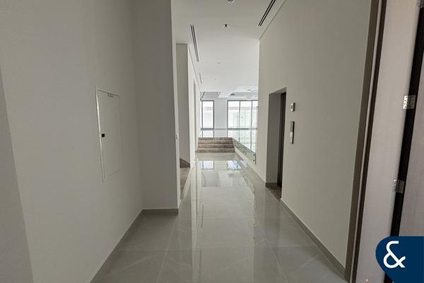 Modern | Large Layout | Closed Kitchen