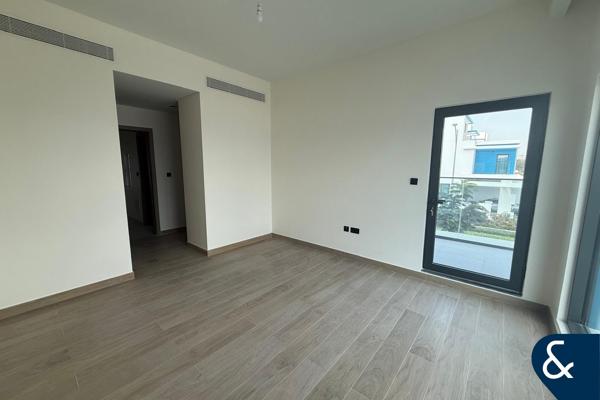 Corner Plot I Close to Exit I Unfurnished