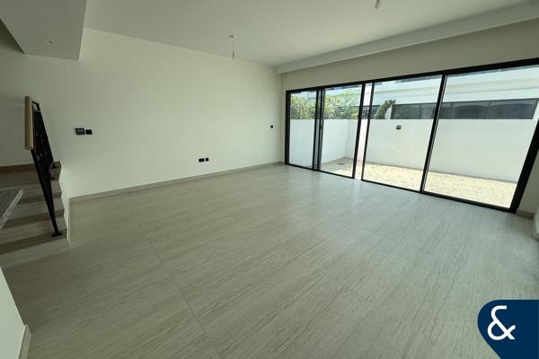 Corner Plot I Close to Exit I Unfurnished