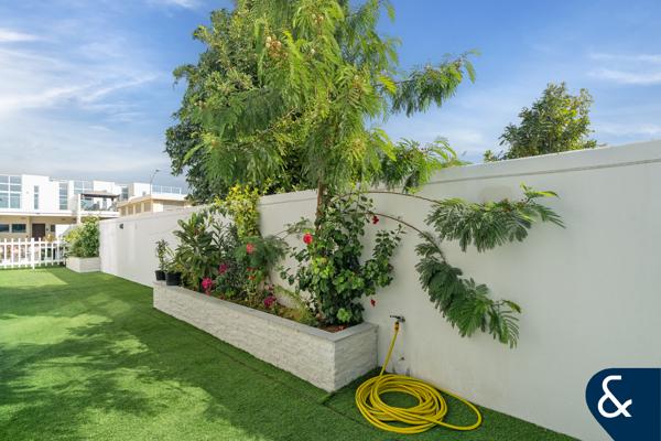 Corner Single Row | Pool & Park Backing | VOT