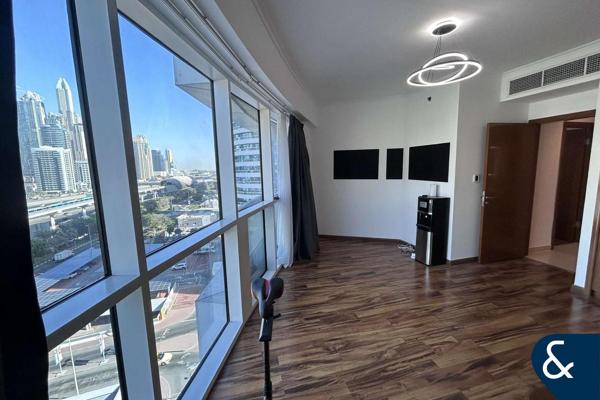 Vacant | Large balcony | Close to metro