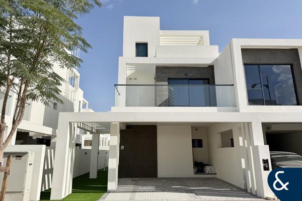 Large Corner Plot | Vacant | Single Row