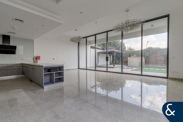 Fully Upgraded Turnkey Vacant Twin Villa