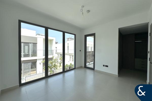 STANDARD | CLOSE TO AMENITIES | DARK WOOD