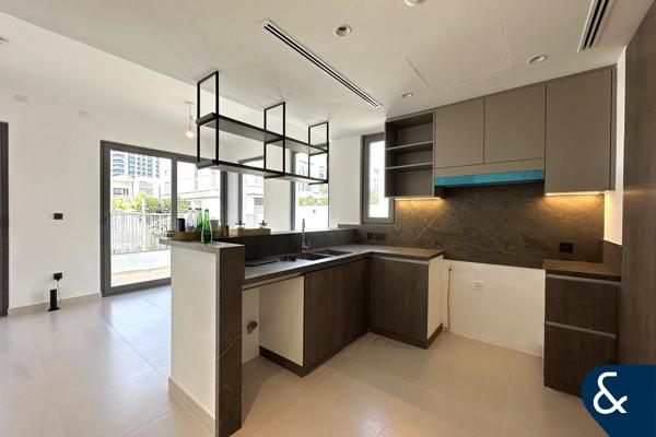 STANDARD | CLOSE TO AMENITIES | DARK WOOD