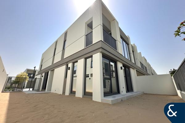 STANDARD | CLOSE TO AMENITIES | DARK WOOD