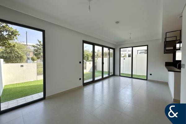 FULLY UPGRADED | LANDSCAPED | SINGLE ROW